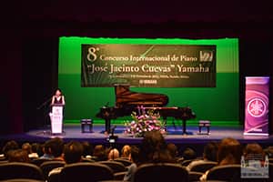 Mtra. Irina Decheva dando la bienvenida a la Ceremonia de Inauguración del 8° Concurso