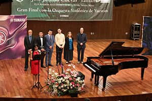 Los miembros del jurado anunciando los resultados de la Gran Final del 8° Concurso