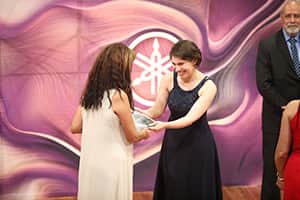 Bárbara Prado recibiendo reconocimiento por ser la Finalista favorita del público