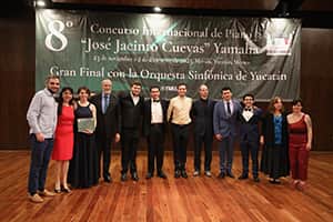 Los miembros del jurado y el comité organizador con los 4 finalistas del Concurso