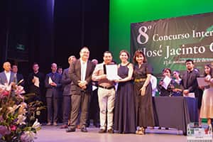 Bárbara Prado recibiendo el Primer Premio del Grupo "Mayores"