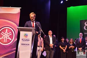 Sr. Kentaro Takei, Director de Marketing de Yamaha de México, dirigiéndose al público durante la Ceremonia de Premiación del 8° Concurso