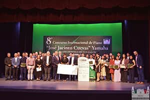 Los participantes del Concurso junto con los miembros del jurado, el comité organizador, autoridades y patrocinadores del 8° Concurso