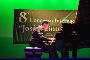 Mtro. Rolando Valdés durante su presentación en el Concierto de Apertura del 8° Concurso