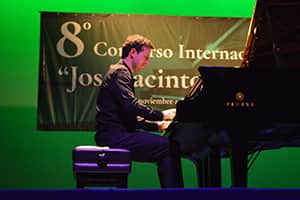 Mtro. Leonardo Hilsdorf durante su presentación en el Concierto de Apertura del 8° Concurso
