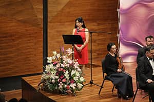 Mtra. Irina Decheva dirigiéndose al público antes de la Gran Final del 8° Concurso