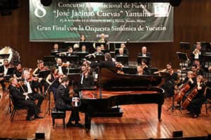 Mateus Restani durante su presentación de L. v. Beethoven - Concierto No. 5, Op. 73 en Mi♭ Mayor en la Gran Final del 8° Concurso