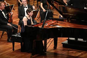 Bárbara Prado durante su presentación de S. Rachmaninov - Concierto No. 2, Op. 18 en do menor en la Gran Final del 8° Concurso