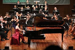 Manuela Osorno durante su presentación de S. Rachmaninov - Concierto No. 2, Op. 18 en do menor en la Gran Final del 8° Concurso