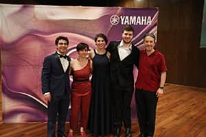 Los 4 finalistas después de la Gran Final, acompañados por el Mtro. José Areán, Director Artístico de la Orquesta Sinfónica de Yucatán